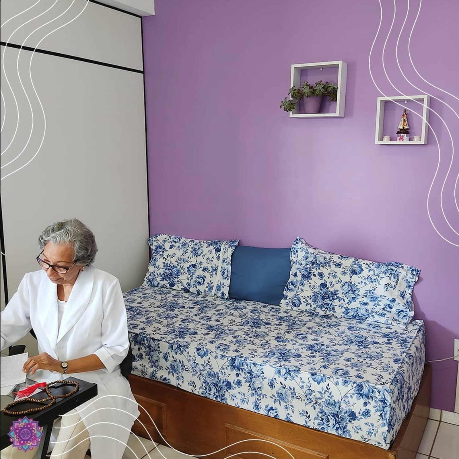 Graça Pimenta no ambiente interno do Espaço Terapêutico Chama Violeta
